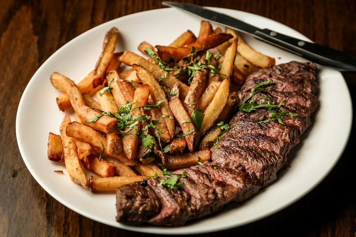 Tagliata di manzo alla griglia con pomodorini e basilico