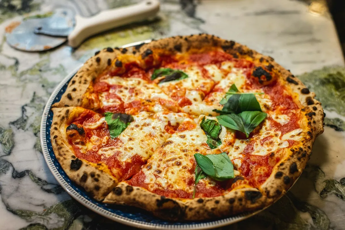 Il forno a legna acceso, dove vengono cotte le pizze