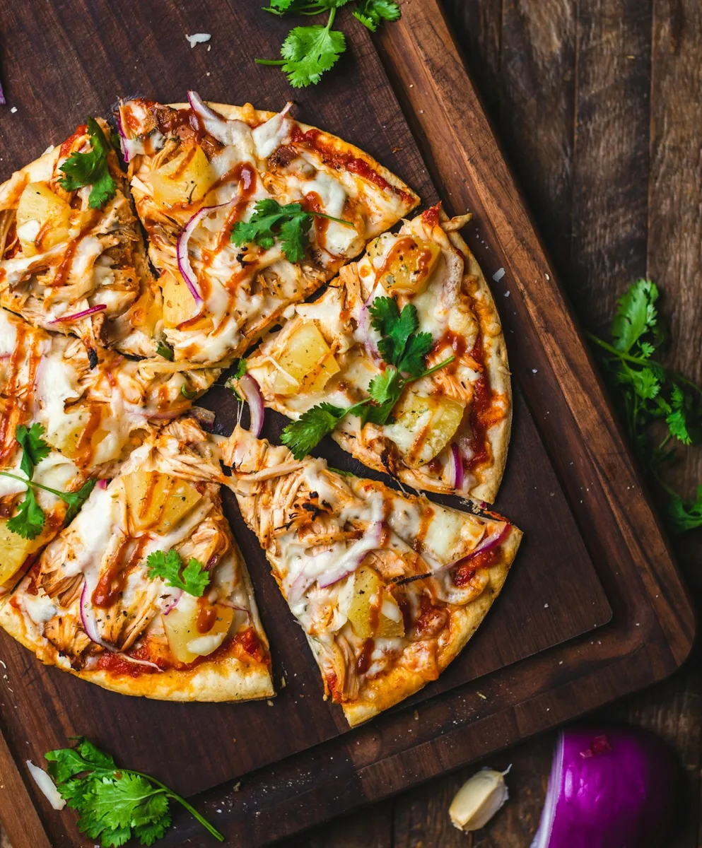 Pizza margherita con pomodorini e basilico, cotta al forno a legna