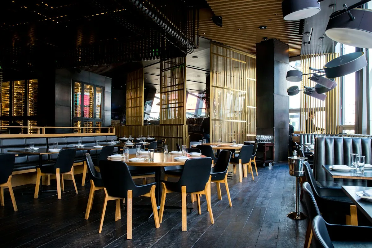 La sala del ristorante, con tavoli e sedie in legno